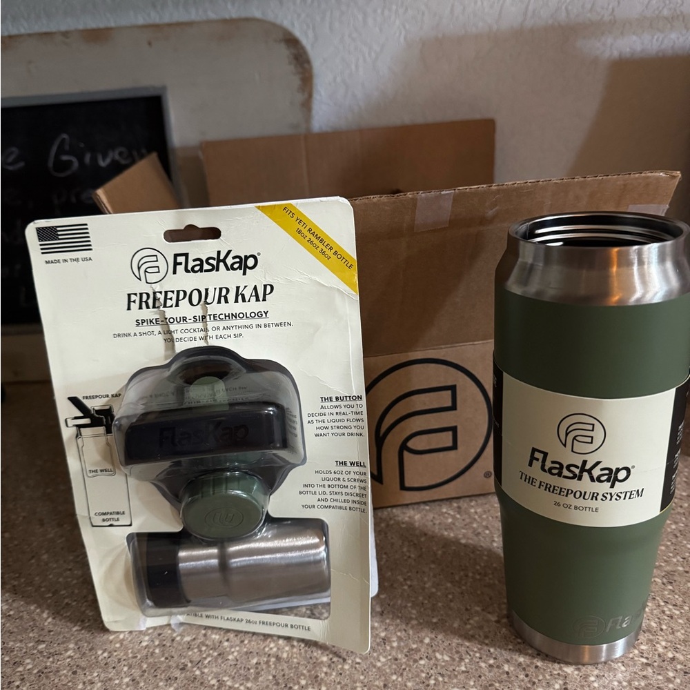 FlasKap Freepour Kap and Bottle Set in Green and Silver
